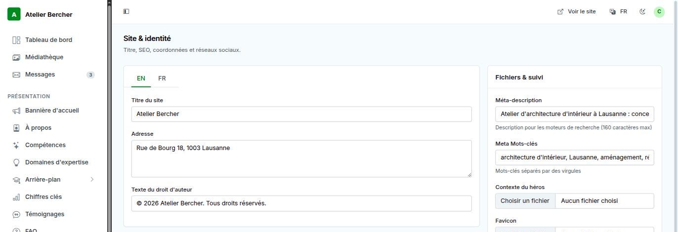 O ecrã Identidade do site: separadores de língua, título do site, morada, e à direita a descrição de pesquisa, o favicon, o e-mail e o telefone.